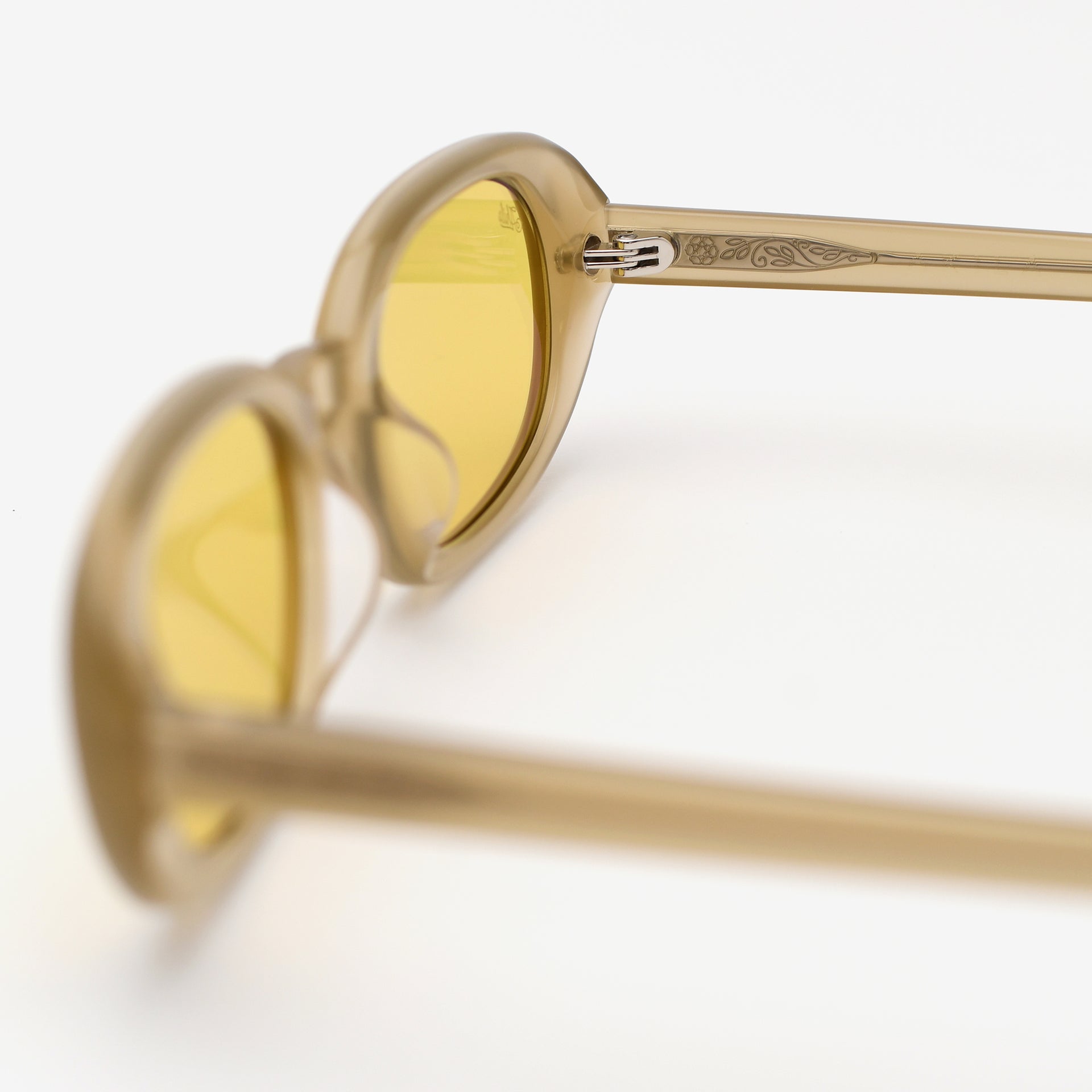 Beige / Yellow